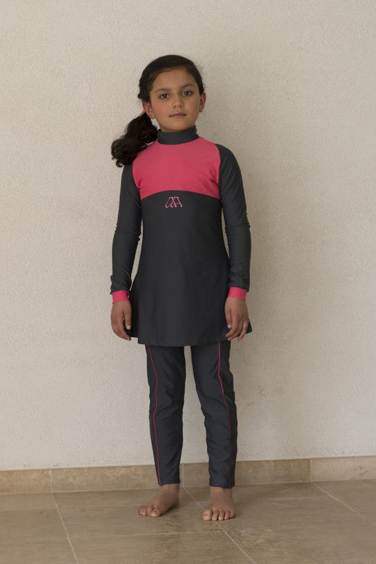 <transcy>CHILD LOLA</transcy>